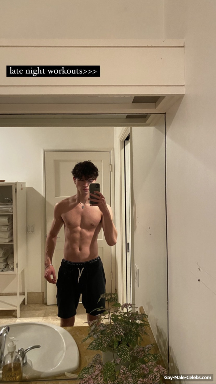 Charlie Bushnell Shirtless And Sexy Selfie Photos