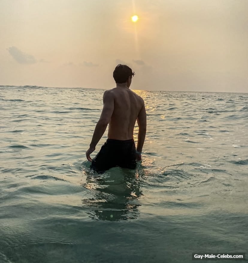 Charlie Bushnell Shirtless And Sexy Selfie Photos