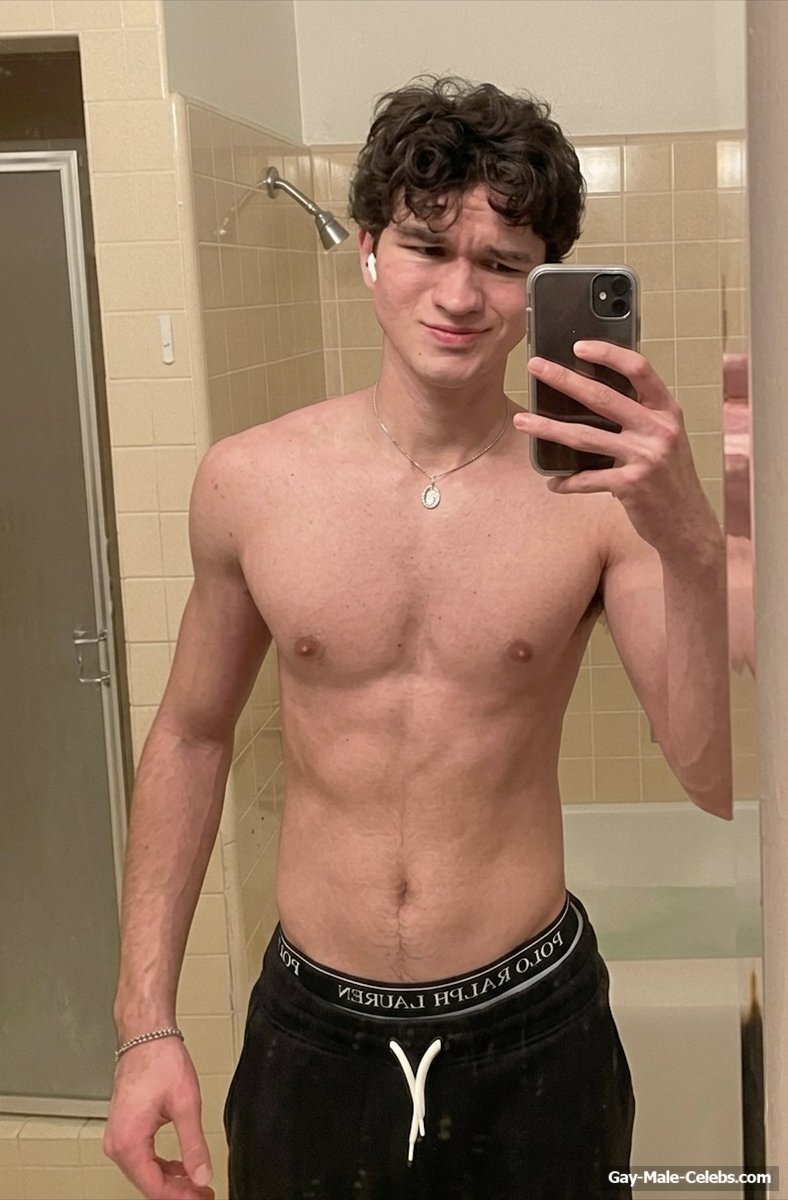Charlie Bushnell Shirtless And Sexy Selfie Photos