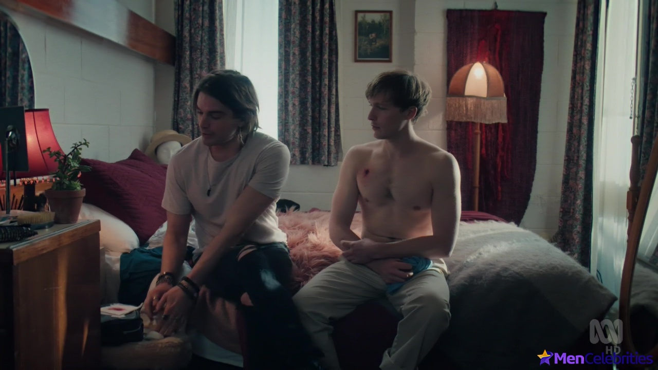 Jackson Gallagher gay kiss in Glitch