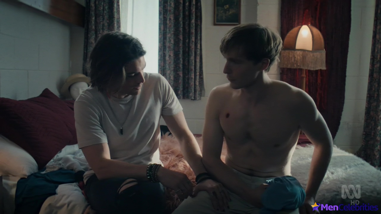 Jackson Gallagher gay kiss in Glitch