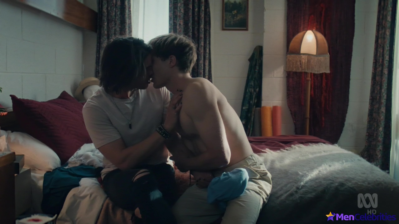 Jackson Gallagher gay kiss in Glitch