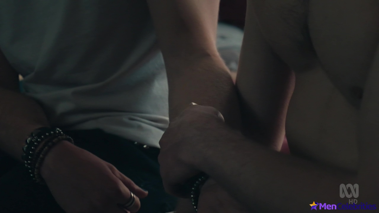 Jackson Gallagher gay kiss in Glitch