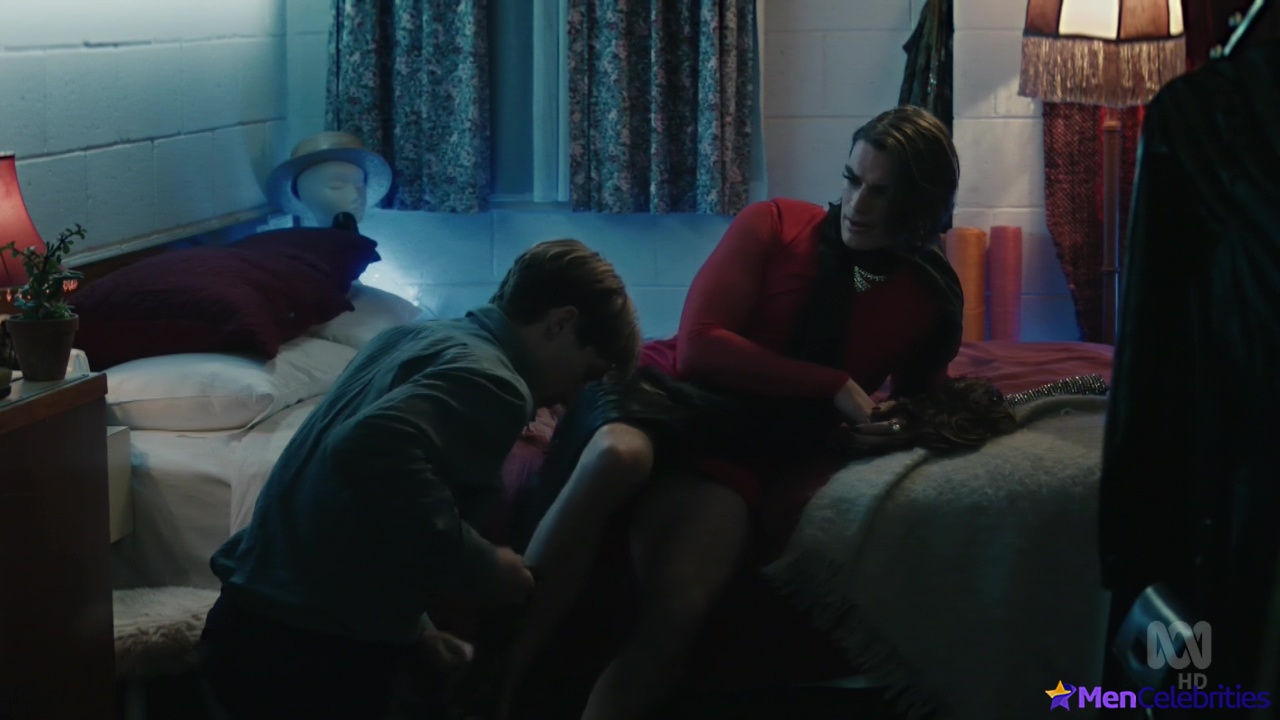 Jackson Gallagher gay kiss in Glitch