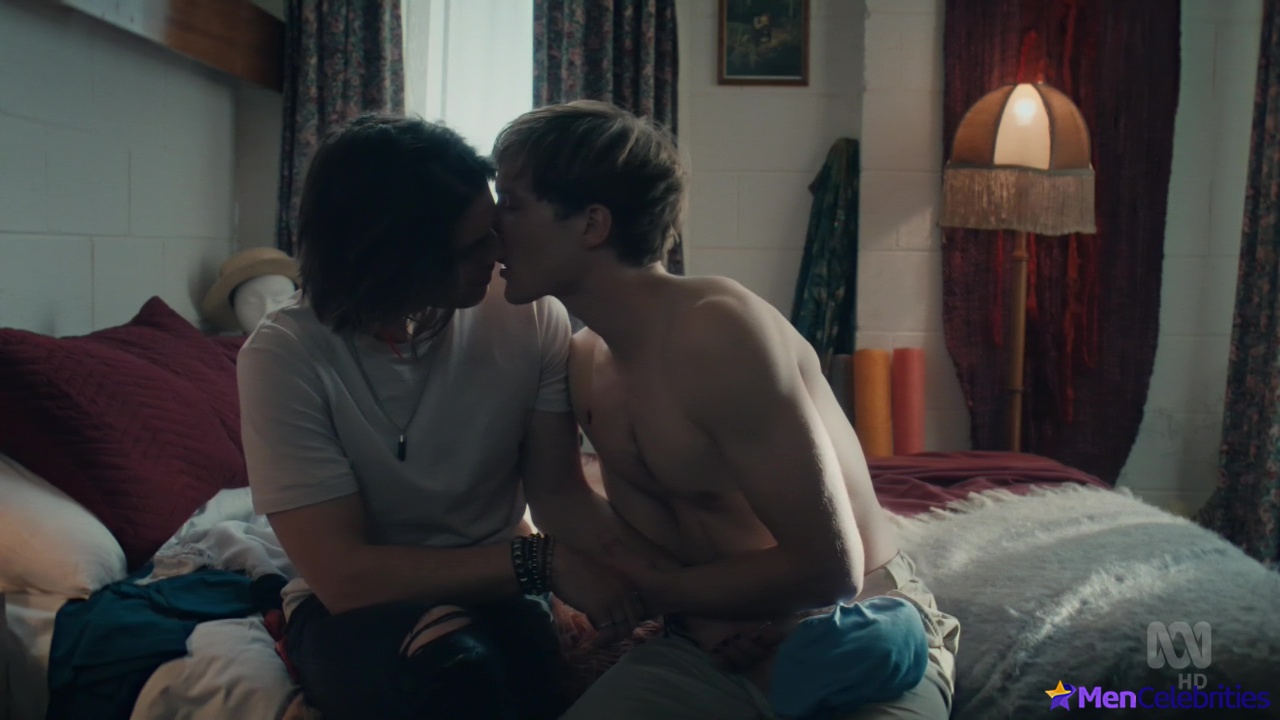 Jackson Gallagher gay kiss in Glitch