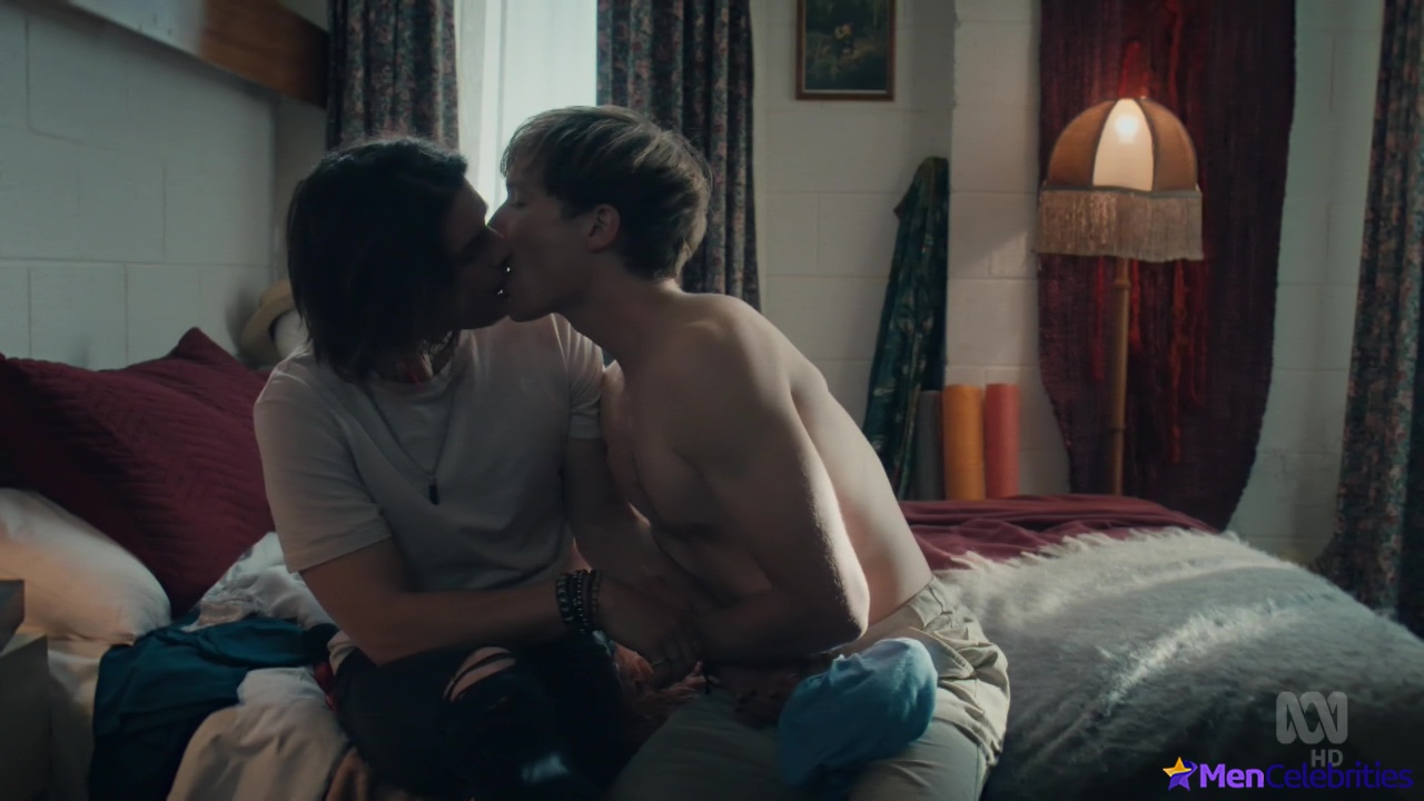 Jackson Gallagher gay kiss in Glitch