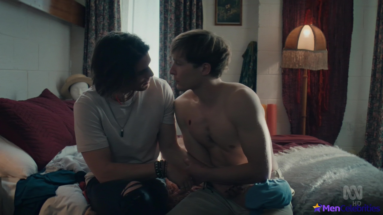 Jackson Gallagher gay kiss in Glitch