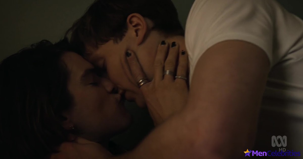 Jackson Gallagher gay kiss in Glitch