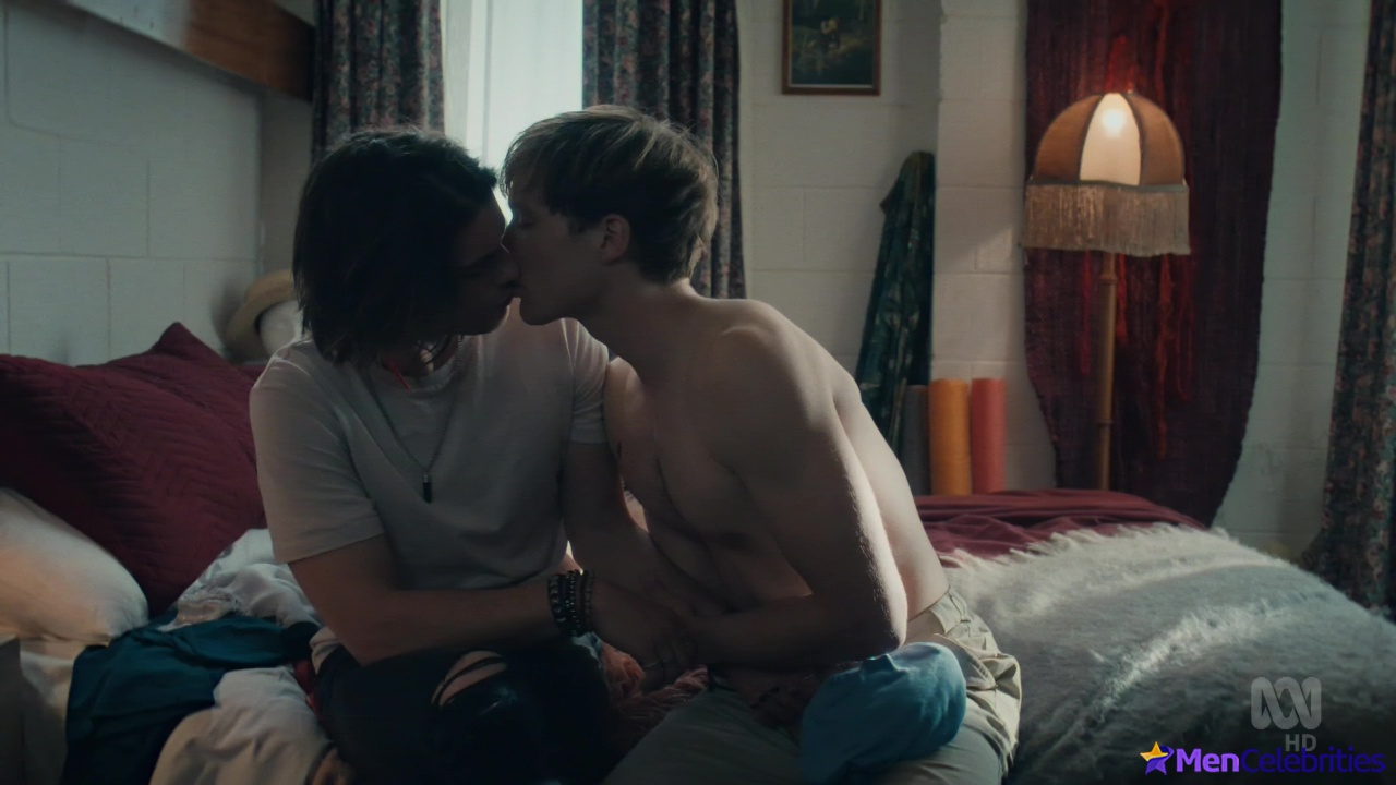 Jackson Gallagher gay kiss in Glitch
