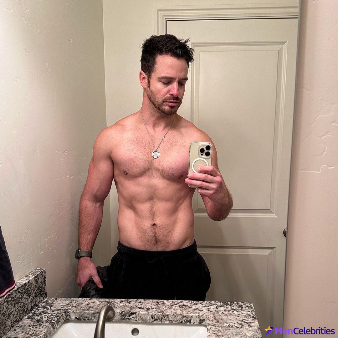 Jake Stormoen shirtless and hot selfie pics