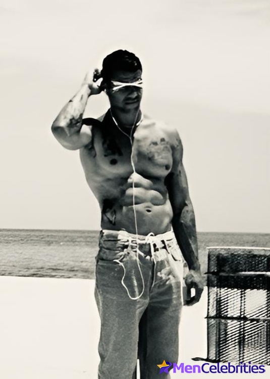 Mason Gooding nude and dick bulge photos