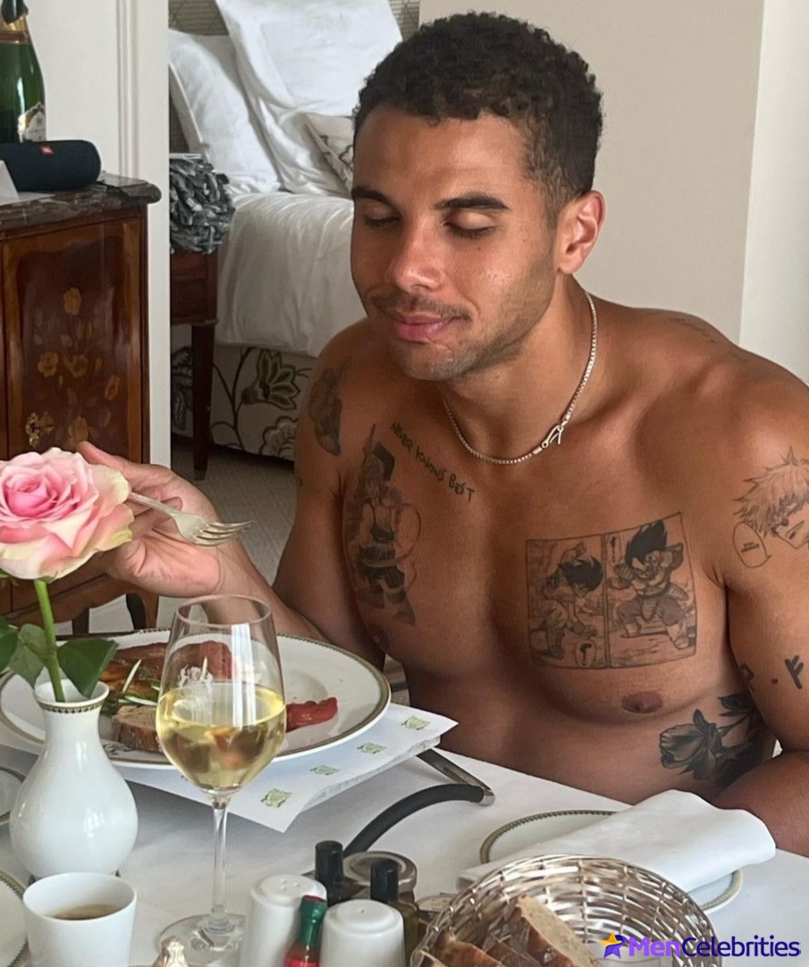 Mason Gooding nude and dick bulge photos