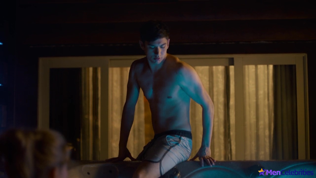 Archie Renaux shirtless scenes in The Other Zoey