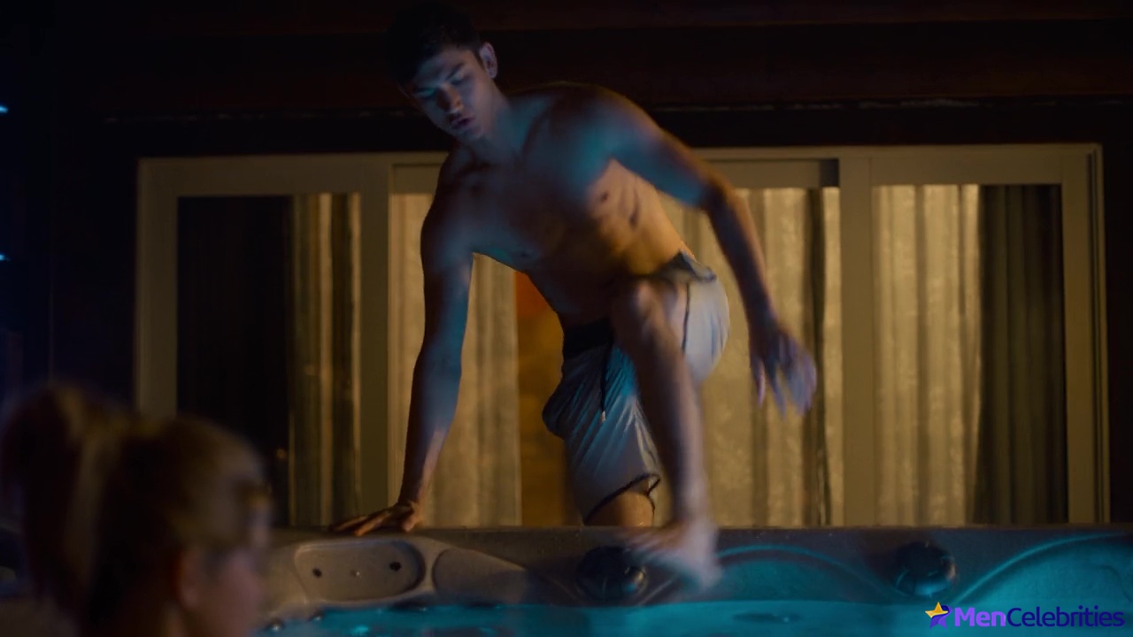 Archie Renaux shirtless scenes in The Other Zoey