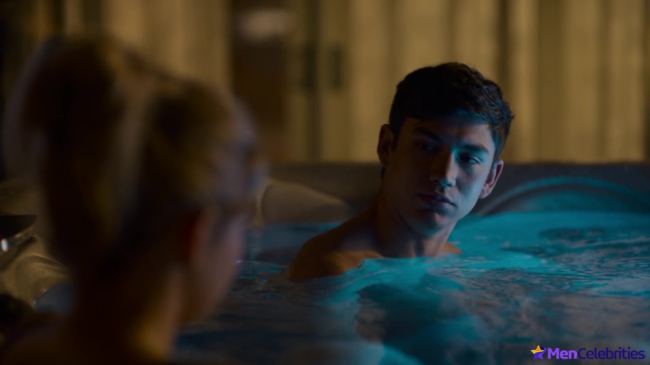 Archie Renaux shirtless scenes in The Other Zoey