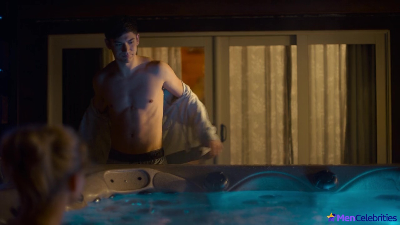 Archie Renaux shirtless scenes in The Other Zoey