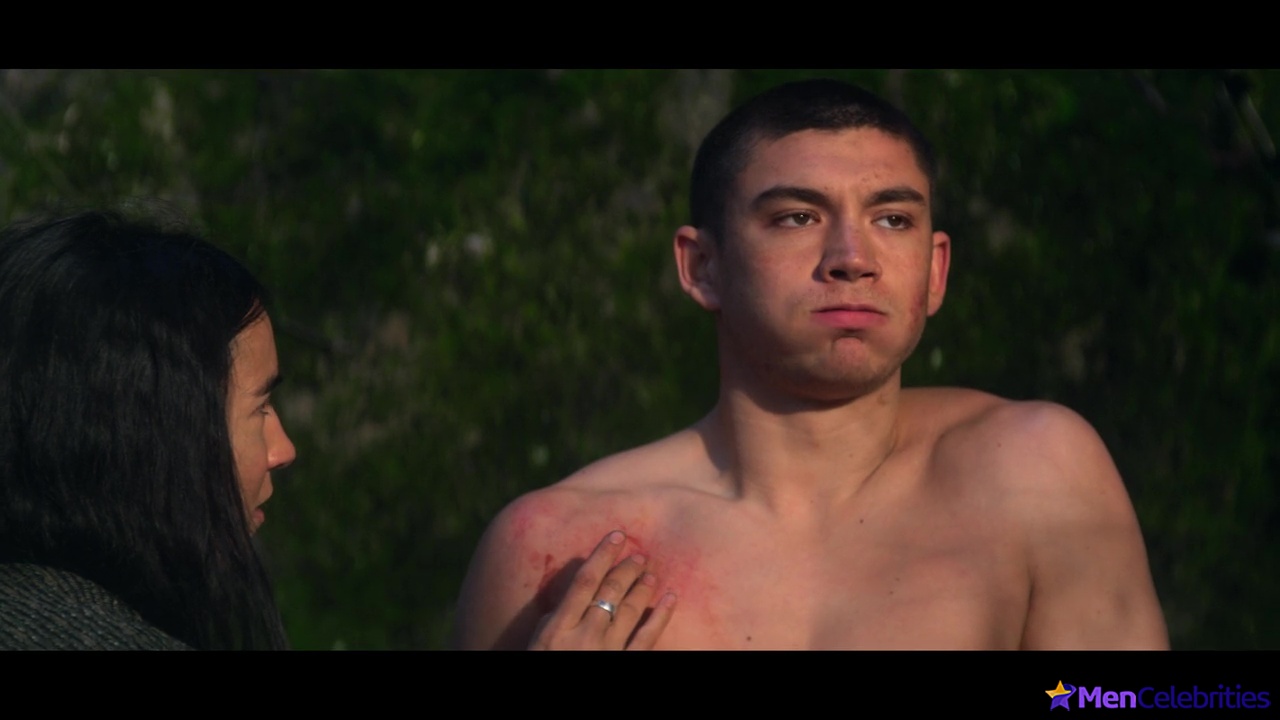 Archie Renaux shirtless scenes in Shadow And Bone