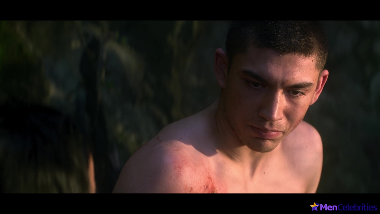 Archie Renaux shirtless scenes in Shadow And Bone