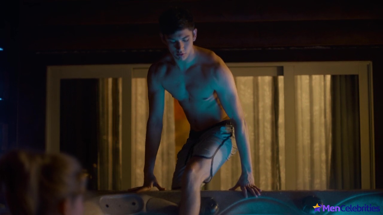 Archie Renaux shirtless scenes in The Other Zoey