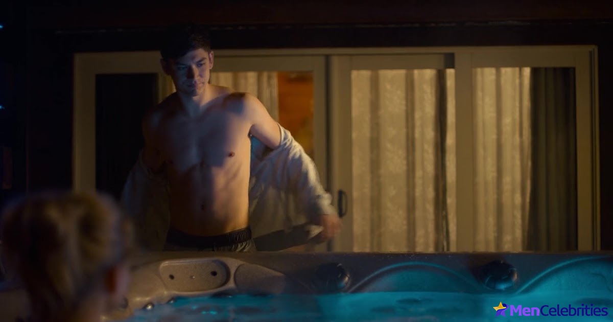 Archie Renaux shirtless scenes in The Other Zoey