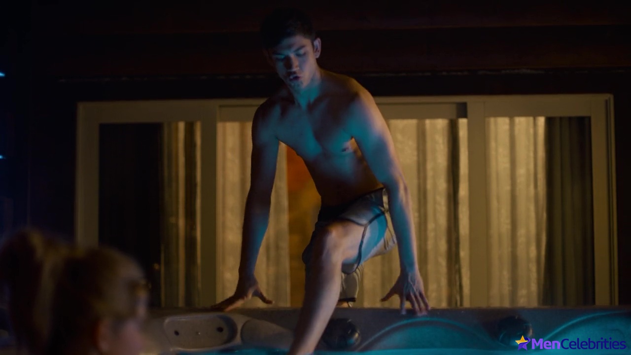 Archie Renaux shirtless scenes in The Other Zoey