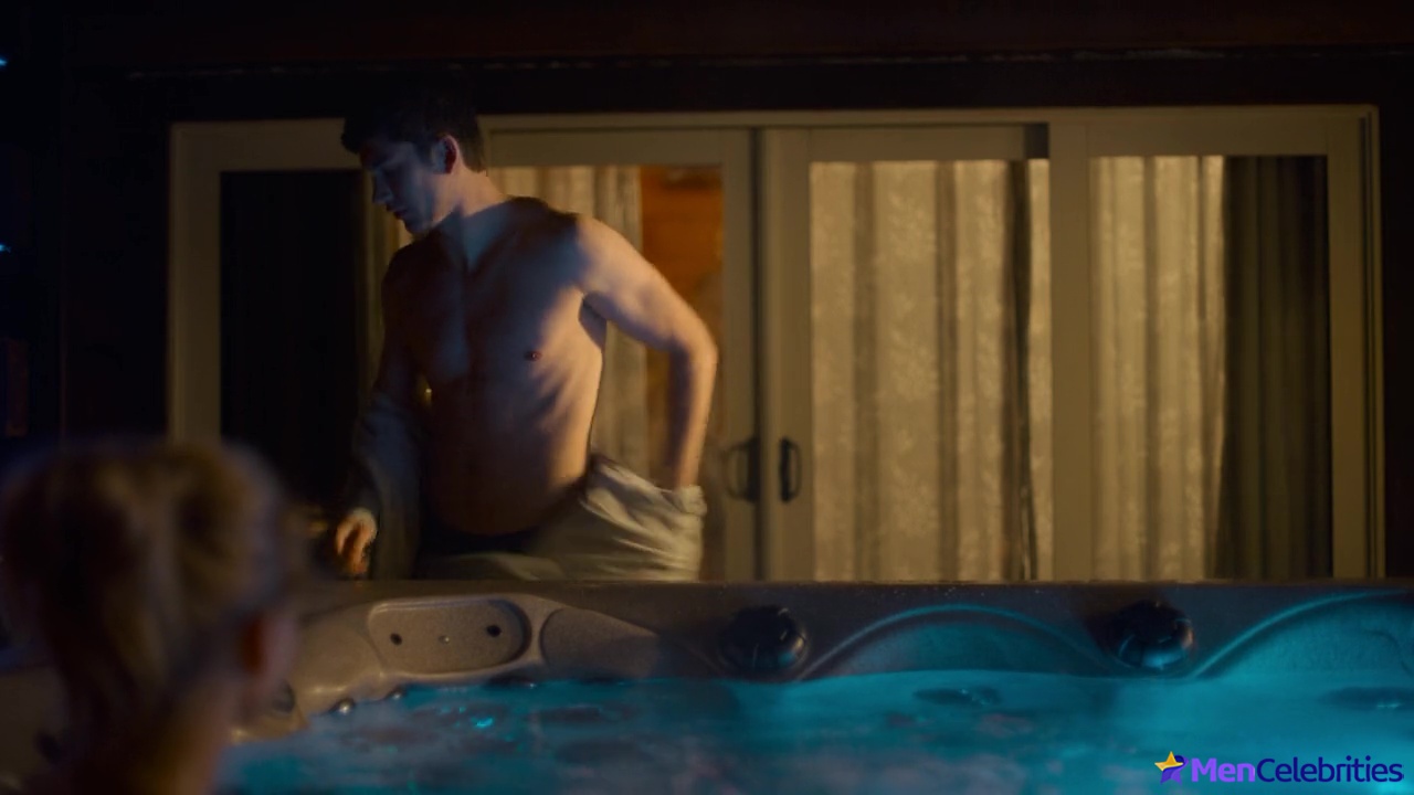 Archie Renaux shirtless scenes in The Other Zoey