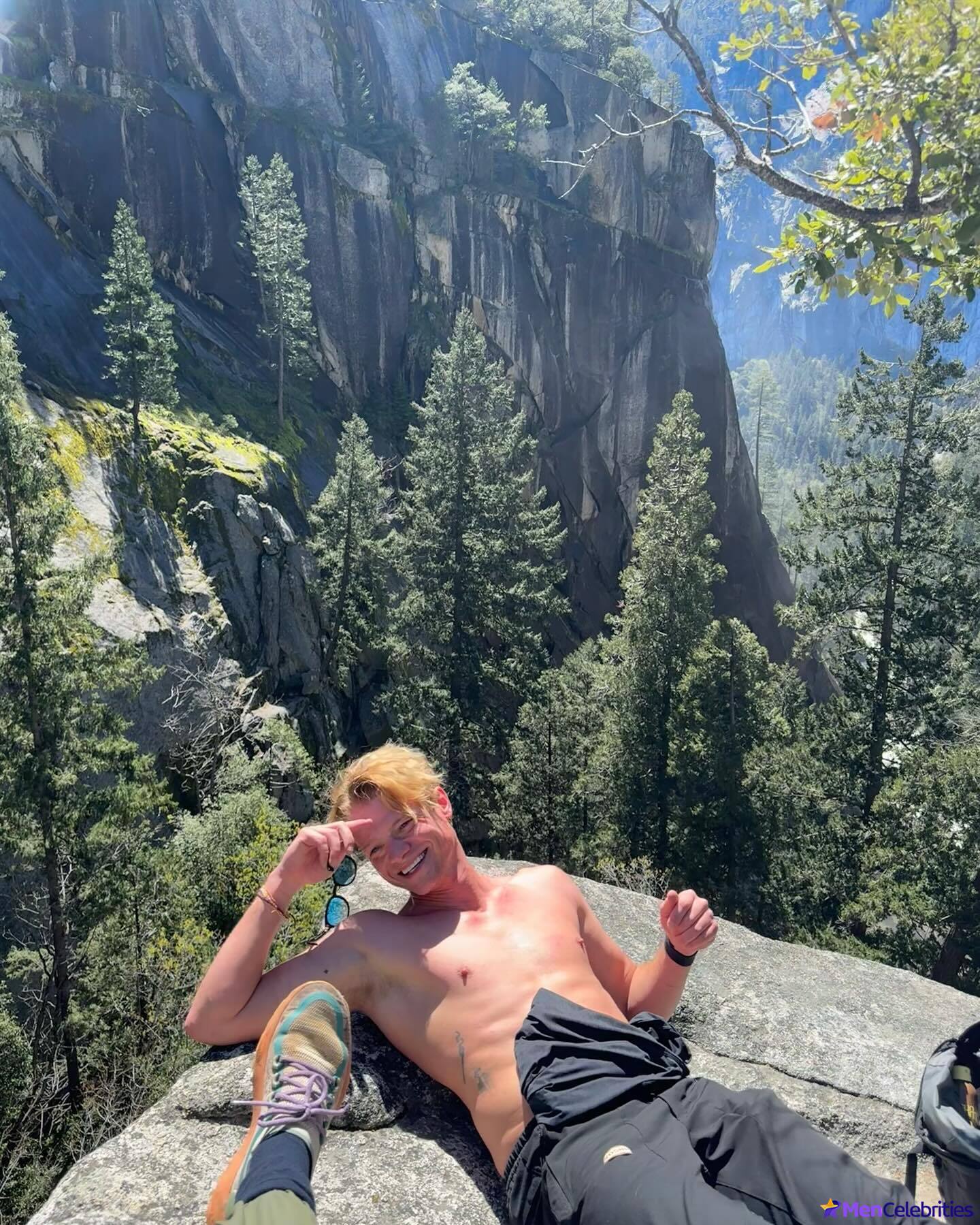 Tom Rhys Harries shirtless and cock bulge pics