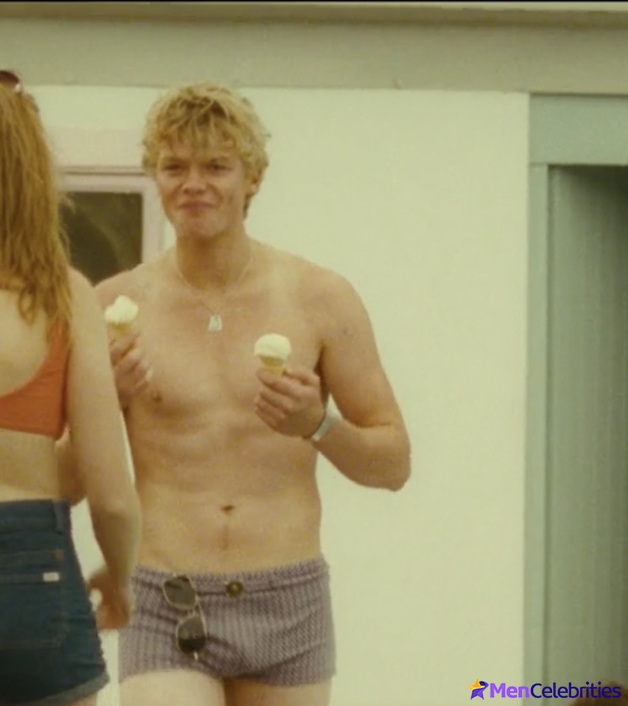 Tom Rhys Harries nude and sex scenes