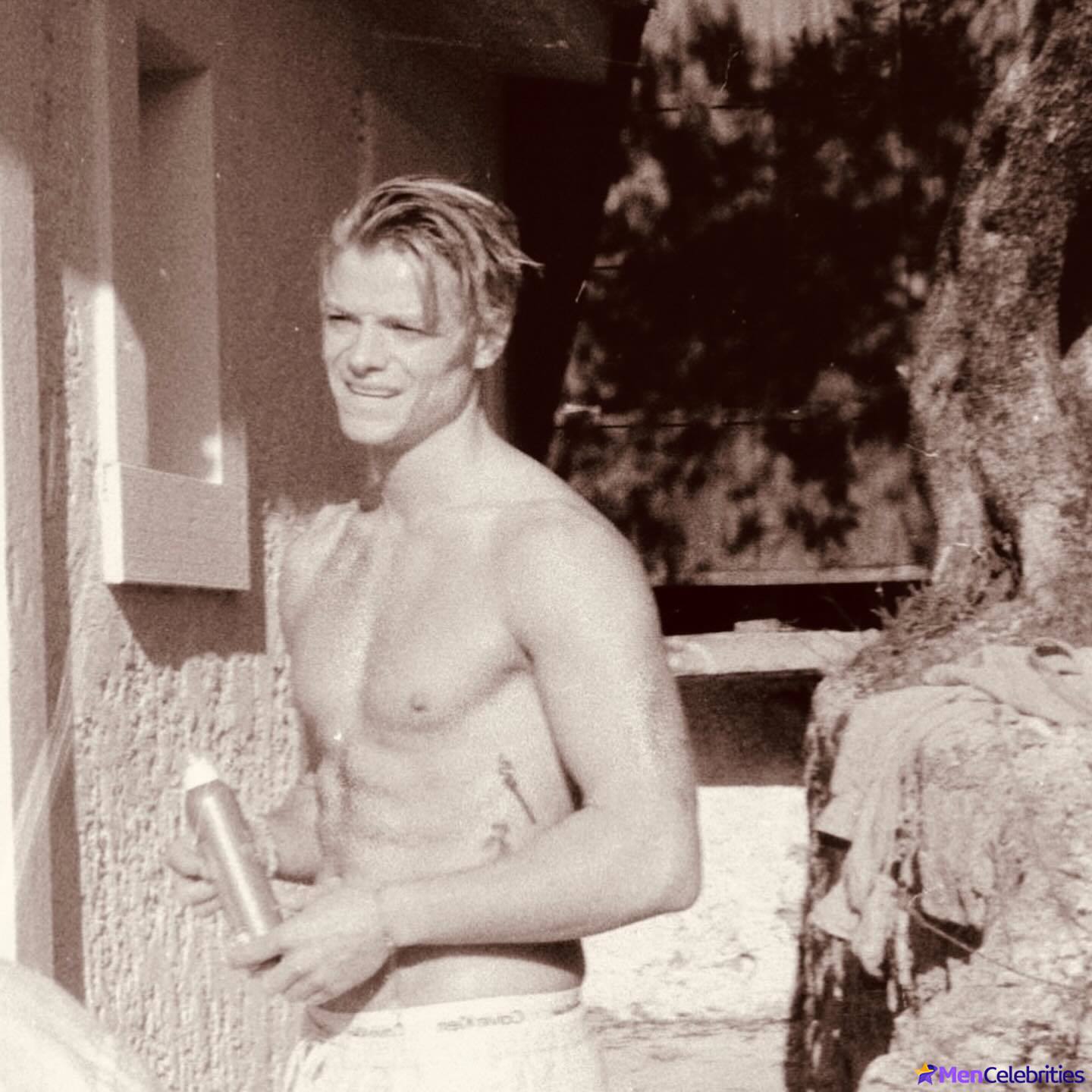 Tom Rhys Harries shirtless and cock bulge pics