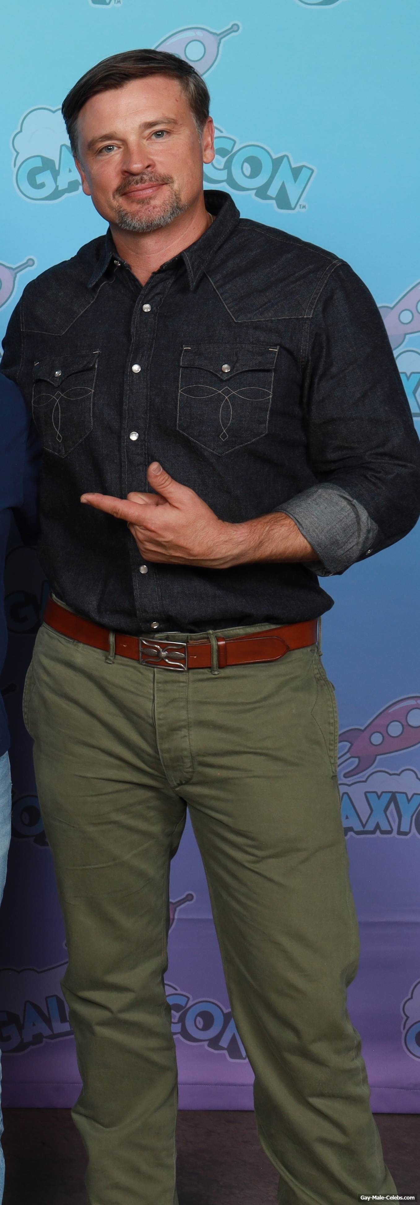 Tom Welling Flashing His Big Cock In The Reflection